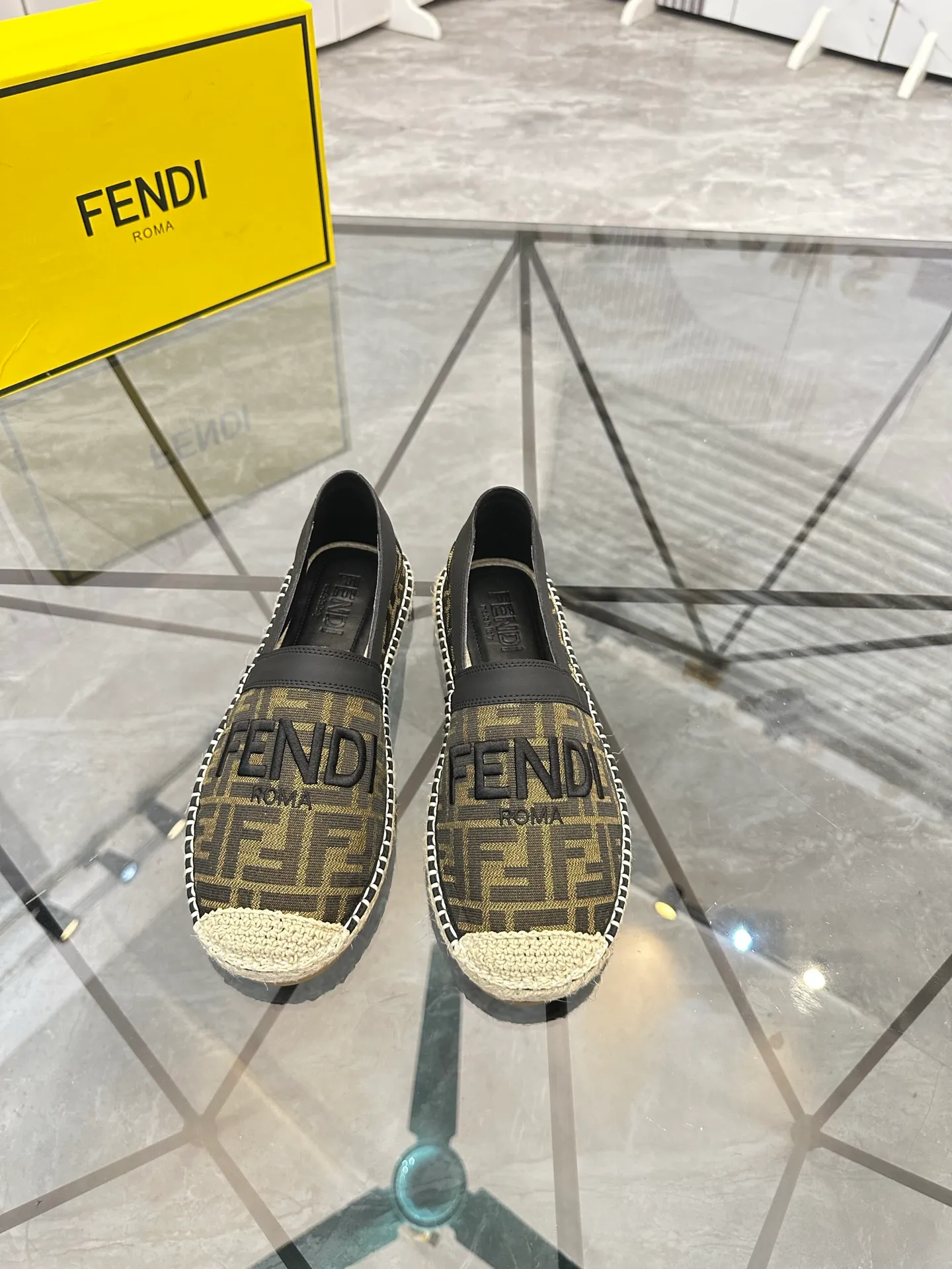 Selling men's shoes 💰: 💰P420¥ Product trademark: Fendi* "Fendi*" low-top fisherman's shoes Regular size: 38-44 (can be customized to 37.45) Product materials: upper imported cowhide stitched with original fabric, sheepskin lining, original outsole. Number: 1023